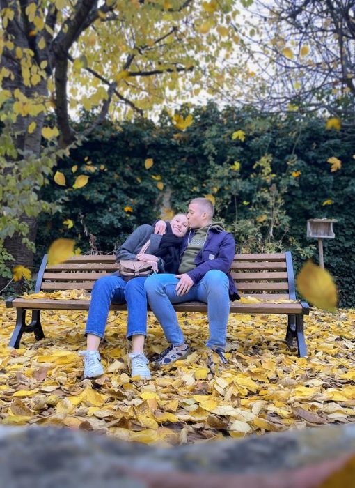 Photo d'un couple assis sur un banc en automne